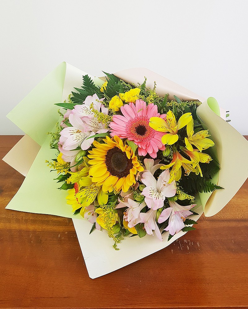 Buquê Misto de Flores e Cores Delicadas Isto é Viver