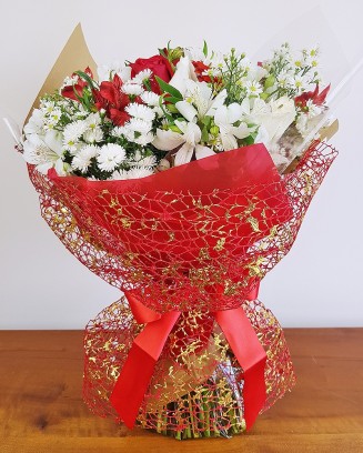 Buquê de Flores brancas e vermelhas Amar é...