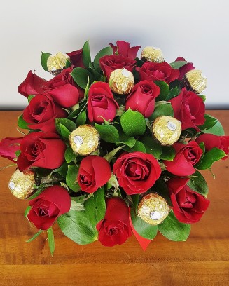 Arranjo Box com Rosas Vermelhas e Chocolate