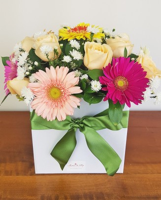 Arranjo Box de Flores coloridas É Poesia
