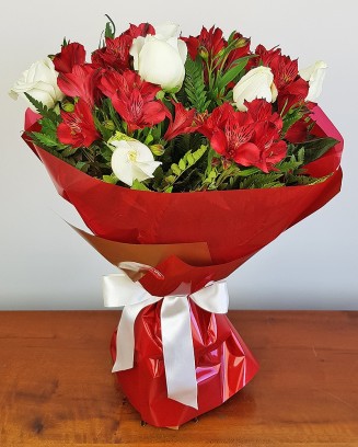 Buquê de 06 Rosas e Alstroemérias - Fogo e Paixão